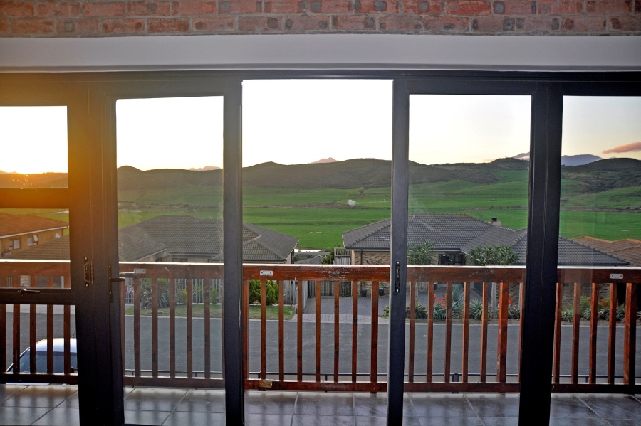 5 Bedroom Property for Sale in Reebok Western Cape